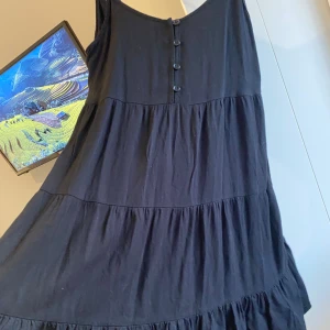  volangklänning - ”Kort” volangklänning med knappar vid bröstet som passar perfekt till semester coh en skön sommardag