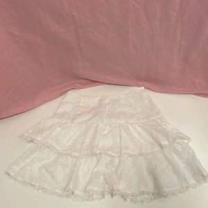  Lågmidjad vit kjol - Väldigt liten i storleken, oanvänd kort kjol, 