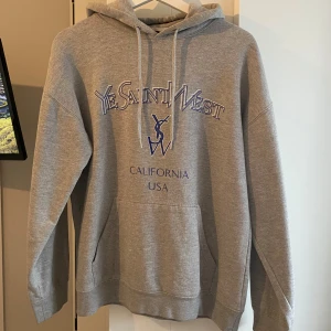 Hoodie - Inga defekter, i stort sett oanvänd, bra skick Storlek S men passar Xs-M