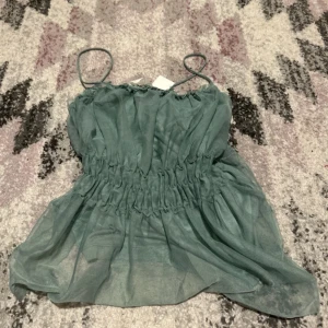 Topp - En oanvänd topp från H&M med prislapp, storlek XS 