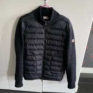 Moncler cardigan  - Säljer nu min moncler cardigan då jag jag inte använder den längre. Vid en snabbaffär kan jag tänka mig gå ner i pris. Fler frågor eller bilder är det bara att skriva. 