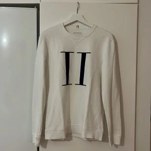 Les deux - Snygg sweater från Les deux.  Sitter som den ska, lite använd men ingenting som syns på tröjan. Sitter som den ska.  Hör av er vid fler bilder eller frågor 