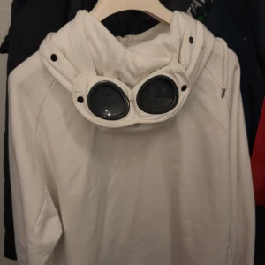 C.p company tröja  - Helt ny Max använd 2 gånger ny pris 2100 storlek L, inga fläckar på den eller något riktigt skön!