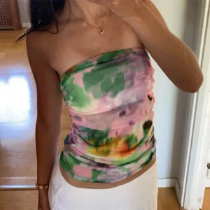 Bandeau top - Färgglad Bandeau top från zara i storlek s. Är aldrig använd. Skriv gärna för frågor