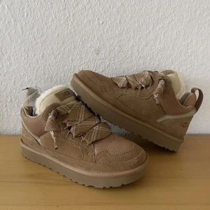Bruna sneakers från UGG - Säljer dessa mysiga vintersneakers! ❄️✨ Perfekta för kalla dagar – finns i flera olika storlekar🤎. Skicka ett meddelande för mer info! 👟💕