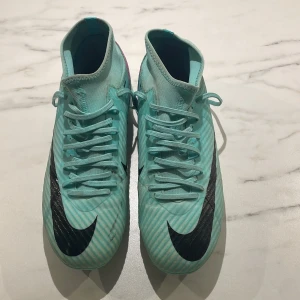 Nike zoom superfly 9 ACA (fotbollsskor) - Säljer dessa Nike zoom superfly 9 ACA fotbollsskor eftersom de har blivit för små på mig. Skorna är i mycket bra skick, har bara använt de ett par få tal gånger. Priset är inte spikat i sten. Hör av vid minsta lilla fundering!