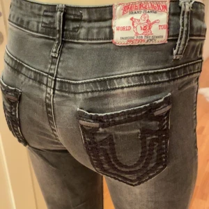 True Religion jeans  - Bootcut jeans från True Religion. Unika fickor med snygga färger och mönster. Perfekt skick. Mått Innerbenslängd: 84 cm. Midjemått rakt över: 36 cm. Midjemått 86 cm. Skriv gärna vid frågor eller prisförslag💗