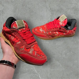 Valentino Rockrunners - Valentino Rockrunner | Skicka 6.5/10 (liten defekt inne (bild 4) resten syns på bilderna) | endast skor | Färg: Röd | Storlek: 40 | Nypris: 8000 mitt pris: 1500! ‼️STEAL‼️