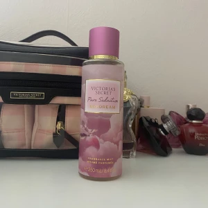 Victoria’s Secret body mist - Victoria’s Secret body mist i doften pure seduction daydream (limited edition). Ca 90% av innehållet är kvar. Doftnoter syns på baksidan av bodymisten💗