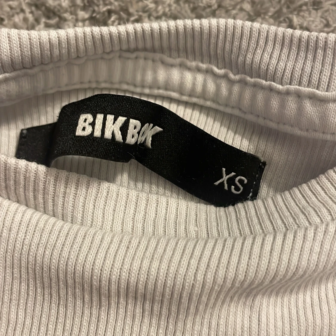 Vit ribbad t-shirt från BIK BOK - 90