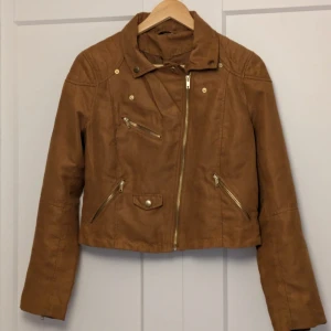 Jättecool moccajacka!! (Fake mocca)!! - Säljer en suuper fin brun jacka i fake mocca. Den är super bekväm och skön. Köptes second hand men ej kommit till användning.