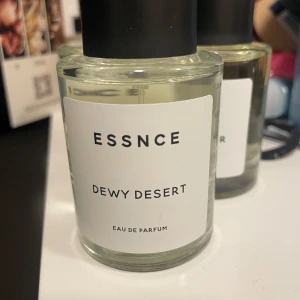 Dewy Desert från Essnce -  Dewy Desert från Essnce. Inspirerad av byredo mojave ghost. Endast sprejad 2 gånger och föll mig inte i smaken. I princip helt nytt skick. 