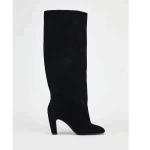 Klackar från zara - Svarta sammets klackar/boots från Zara i storlek 40. Endast provade!! Köpta för 859 kr och i nyskick. Jag är 170 och dem går till strax under knät på mig. På Zaras hemsida står det att klacken är 8 cm. Kom gärna med prisförslag 🖤Kan posta eller mötas i Gbg 🥰