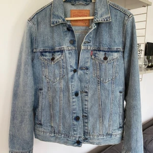 Jeansjacka från Levi’s - I väldigt fint skick.