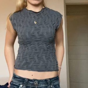 Topp - Snygg grå festtopp!🎉 stretchigt material men i storlek S, väldigt bra skick då den nästan aldrig är använd🫶🏻