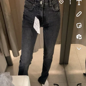 Zara jeans med slits - Gråa zarajeans med slits och hög midja. Stretchiga och som nya!