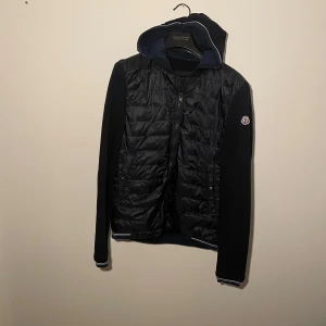 Moncler cardigan  - Säljer denna feta Moncler cardigan. Passar storlek S. Skick 9/10. Tagsen uppe vid luvan har gått av men alla andra tags i jackan sitter på såklart. 