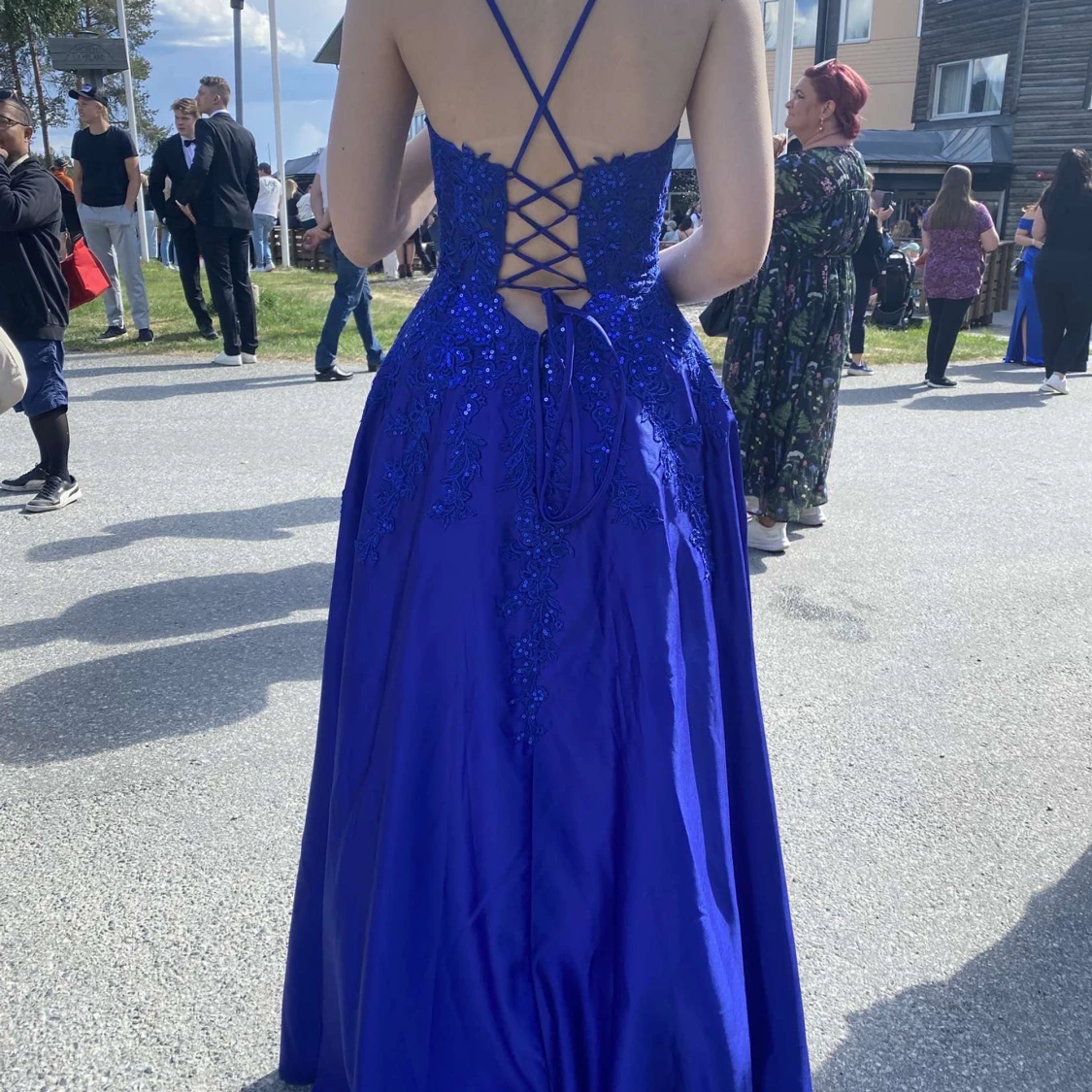 Blå lång balklänning med spetsdetaljer - 4