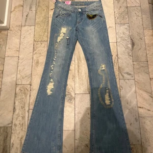 Lågmidjade bootcut jeans!! - Snyggaste jeansen med så snygga detaljer!! Var tyvärr för små för mig💕midjemått 35 cm och innerbenslängd 84 cm. Helt nya med prislapp 