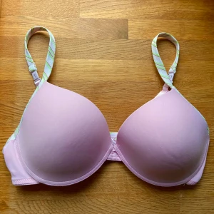 Söt y2k bh  - Söt babyrosa bh med färgglada band 🩷💗Riktig kupa och silkigt material. Storlek 75D. Riktig y2k, köpt secondhand men passade inte mig 💔Superfint skick, som ny! Sååå fin med ett vitt linne så man ser banden sticka ut! 