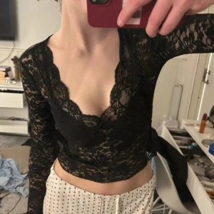 Svart spetstopp - Snygg svart spetsblus från Gina med v-ringning och långa ärmar. Ny med prislapp då jag beställde 2 av misstag😅 299 i nypris säljer för 200 eller prisförslag💓