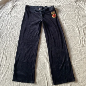 Vintage juicy byxor - Bra skick! Storlek L, jag är 180 och brukar ha 38/m passar bäst på folk runt 170-175💗 har inga andra bilder!