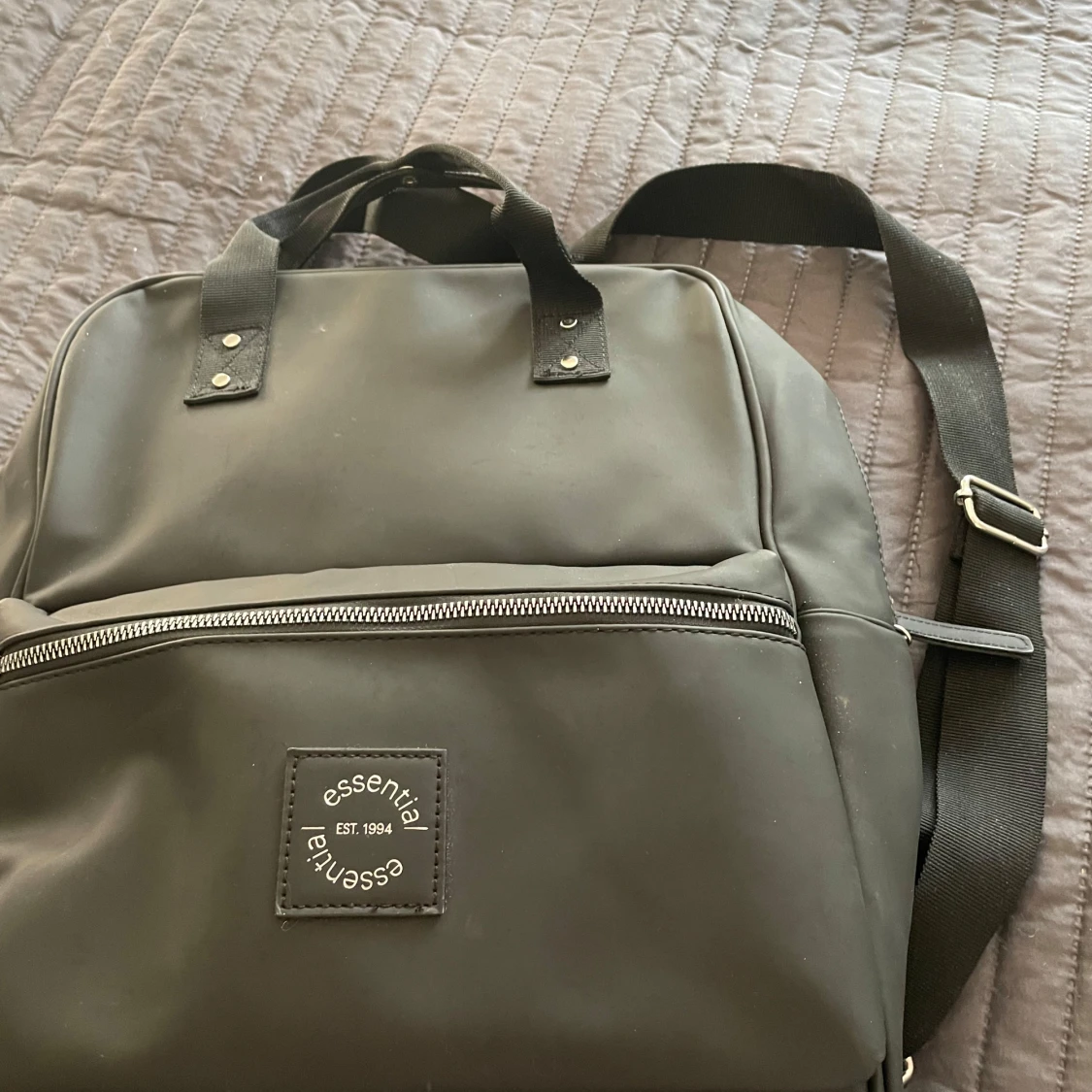 Svart ryggsäck från Essentials - 91