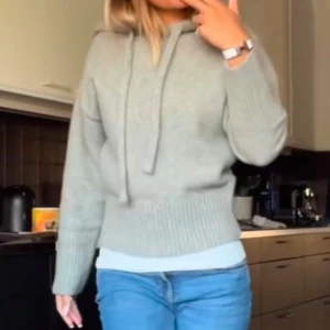 Grå stickad hoodie - Fin grå stickad hoodie från Zara, säljer endast för jag behöver pengar🩷