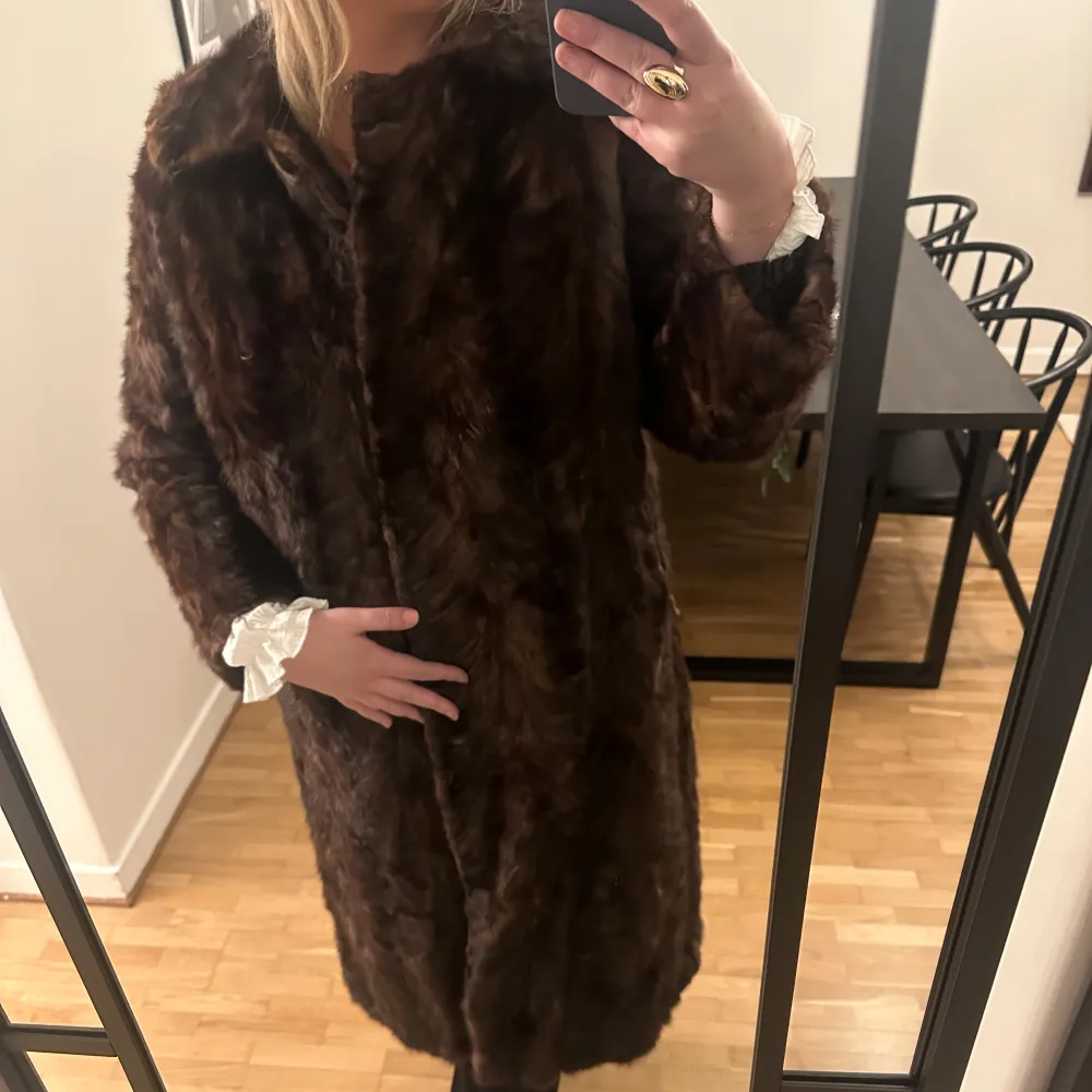 Säljer en superfin brun pälsjacka som är perfekt för vintern. Den är lång och har långa ärmar, vilket gör den riktigt varm och mysig. Perfekt för kalla dagar när du vill hålla stilen. 🐻. Takit.