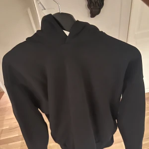 Svart hoodie - Säljer en trendig all plain black hoodie som inte är till användning längre den är väldigt mysig och skön och prefekt till vintern 