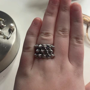 Silvrig ring med nitar - Säljer Edblad ring i silver, strl 18,5 använd väl men superbra skick!! Nypris 399⭐️