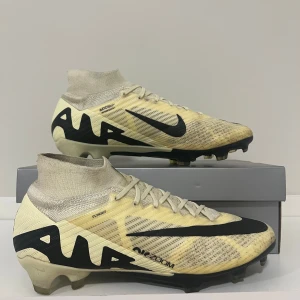 Nike fotbollsskor med hög krage - Nike superfly 9 i topp skick.                                                       Storlek: 43.                                                                               Skick: 8.5/10.                                                                         Pris: 1500kr