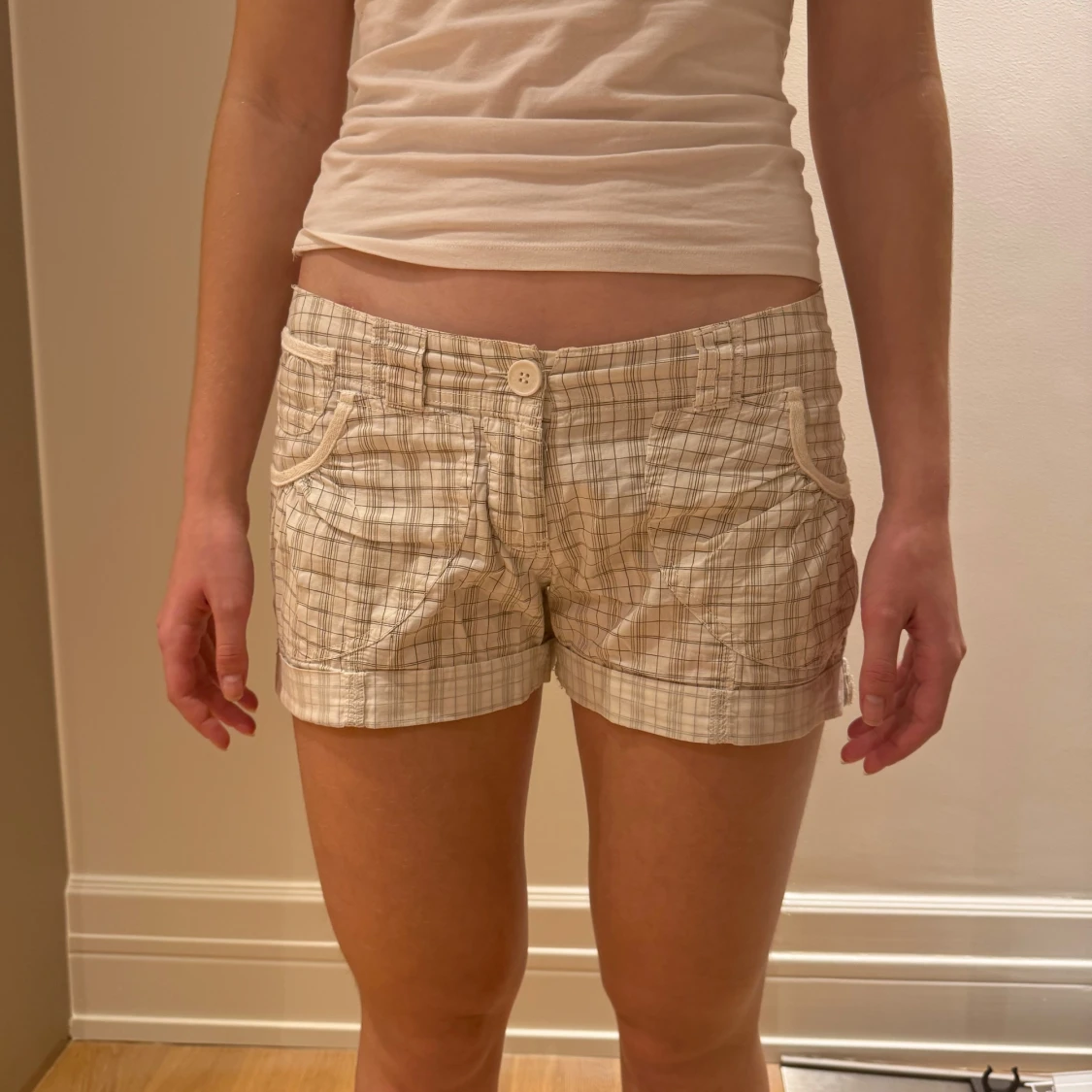 Grå vita Rutiga tygshorts  - 2