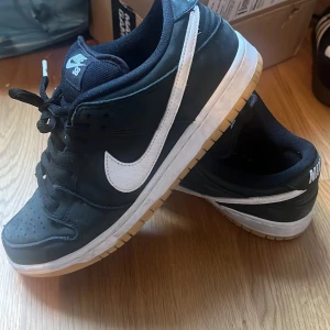 Nike SB Dunk Low Pro Black Gum - Nike SB Dunk Low Pro 'Black Gum' Storlek 40,5 använd 3 gånger ute  Ganska nya säljer för använder dem inte längre, har kvittobevis från skatedeluxe för 1500kr