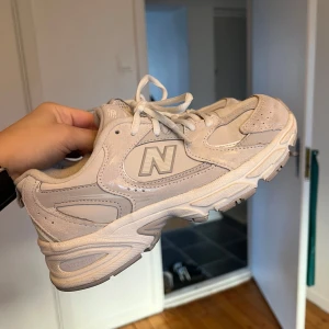 Beige sneakers från New Balance 530 - Säljer ett par stilrena beige sneakers från New Balance. Skorna har en klassisk design med snörning och en bekväm sula. Perfekta för en avslappnad stil. 