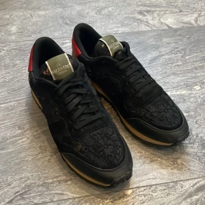 Svarta sneakers från Valentino - Säljer nu dessa sjukt snygga och unika valentino rockrunners! De är i mycket bra skick. Storleken är 40 men passar mer som 41. För fler frågor kom privat. Priset är ej hugget i sten!