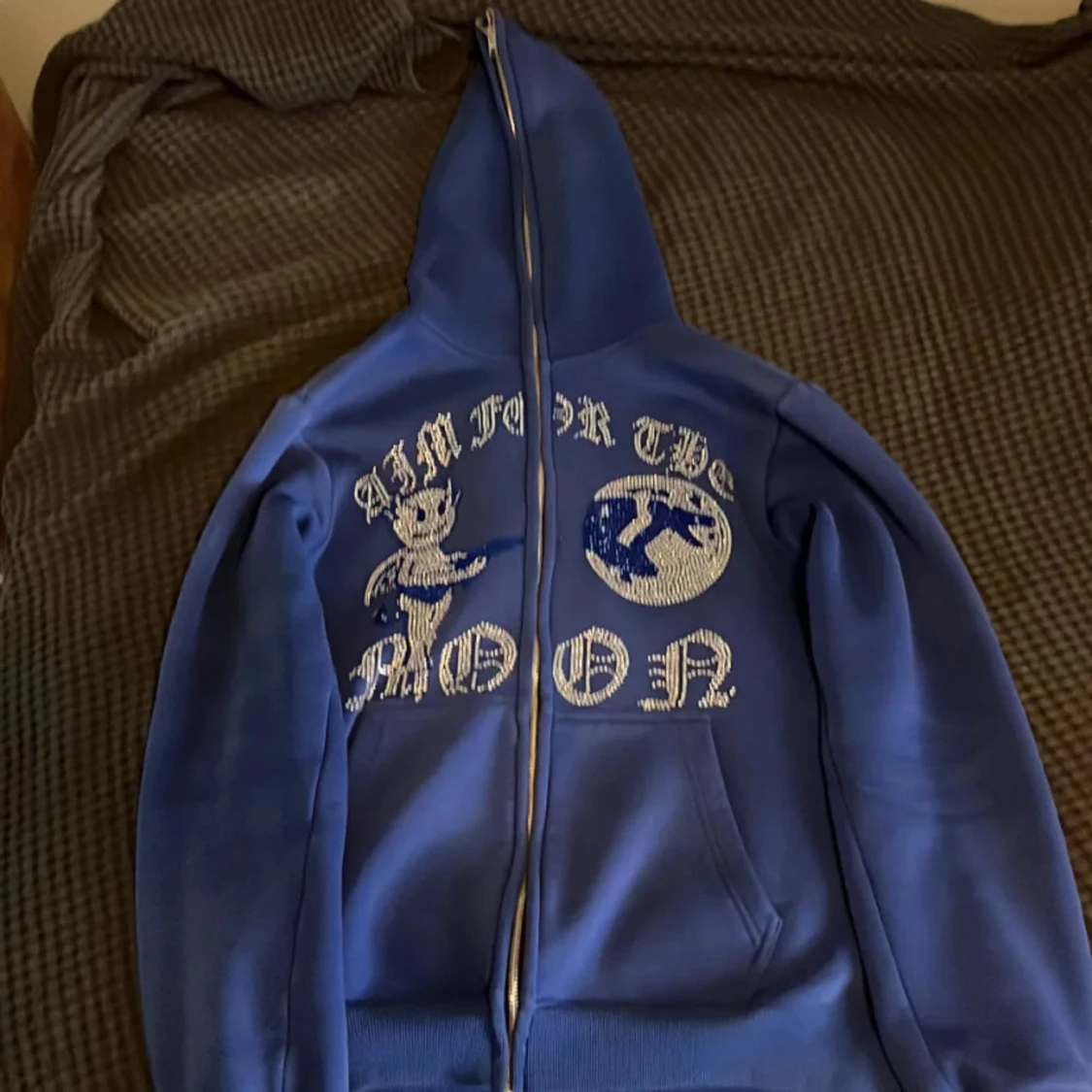 Blå hoodie med strassdetaljer - 91