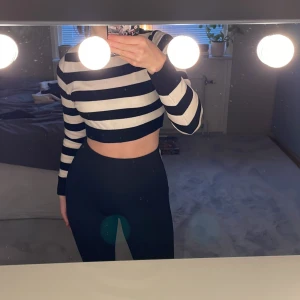 Svartvit randig croppad tröja - En såååå fin randig tröja som jag tyvärr inte använder längre🥹Använd ett par gånger förra vintern + i våras men inte mer än så❤️Otroligt skönt och stretchigt tyg!