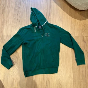 Grön hoodie från Champion - Skön zipup från champion. Storlek medium/small