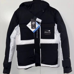 Sail racing glacier dunjacka/expeditionsjacka - Sail racing glacier dunjacka/expeditionsjacka. Köptes på Nordvägg men tyvärr lite för stor. Köper du i sailracing butik så ligger den på 8000kr. Alla lappar kvar och aldrig använd. 
