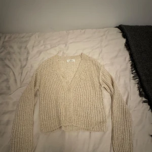 Beige stickad kofta från H&M - Jättefin kofta från hm