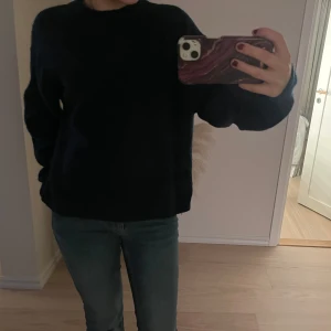 Marinblå stickad tröja  - Basic marinblå stickad tröja köpt från hm. Bra skick, skriv för fler bilder🩷.