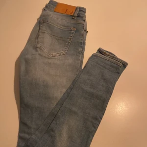 Ljusblå jeans från Tiger of Sweden - Snygga ljusblå jeans från Tiger of Sweden.