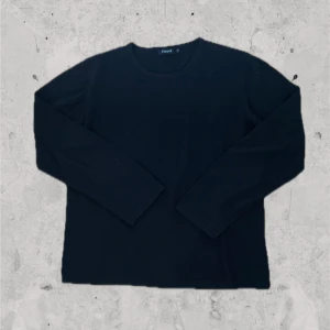 Svart tröja - Filippa K - Svart tröja från Filippa K. Storlek: XL, passar även L. Skick: 8,5/10, fint skick. Nypris: 1000kr. Pris går att diskuteras! Kontakta mig för fler bilder eller info!🙌