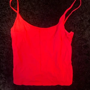 Rött linne - jätte snyggt rött linne, säljer då jag inte använt det på ett tag !!