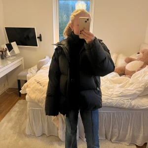 Arket vinterjacka - Säljer denna ursnygga arket vinterjackan som är bata använd en säsong, nypris 2900kr