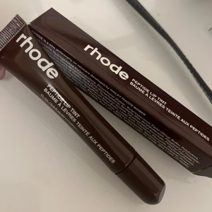 Rhode espresso - Läppglans ifrån Rhode. Köpt i USA så det är en original vara. Helt oöppnad endast öppnat paketet för att ta bild.