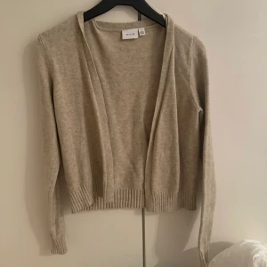Beige Kofta  - Jättefin beige kofta från vila! Använd typ två gånger så är som ny💕Säljer då den inte kommer till användning💓