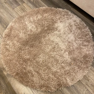 Fin Matta Beige - Väldigt fin och mjuk , 80cm