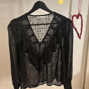 Blus Only - Säljer min blus från Only, blusen är endast använd ett fåtal gånger så väldigt bra skick. En väldigt snygg blus som funkar vid många tillfällen💗